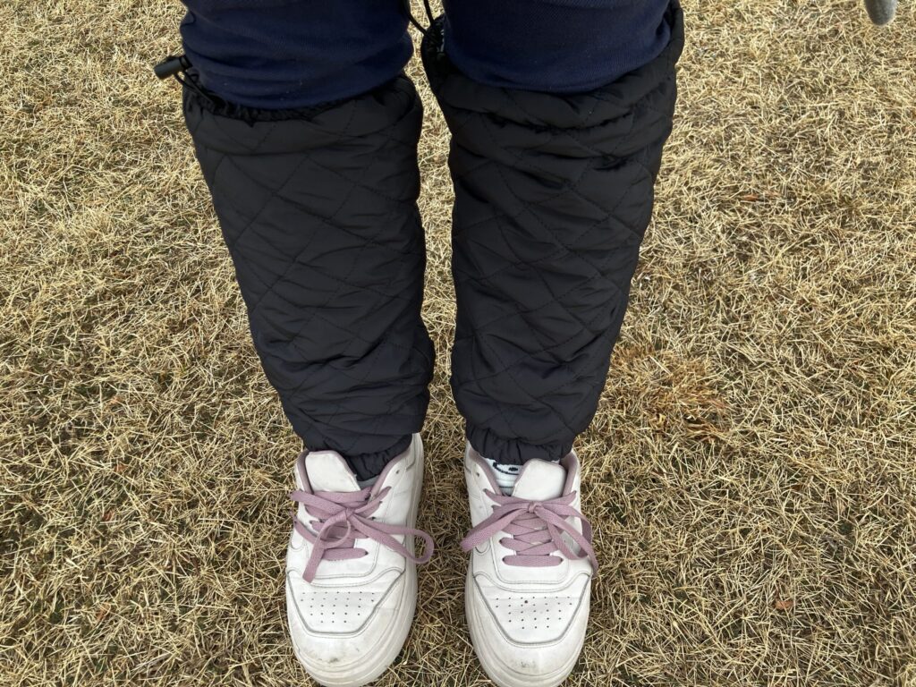 冬〜春の公園遊びを快適に！足元の冷え・静電気・花粉対策グッズの着用した様子