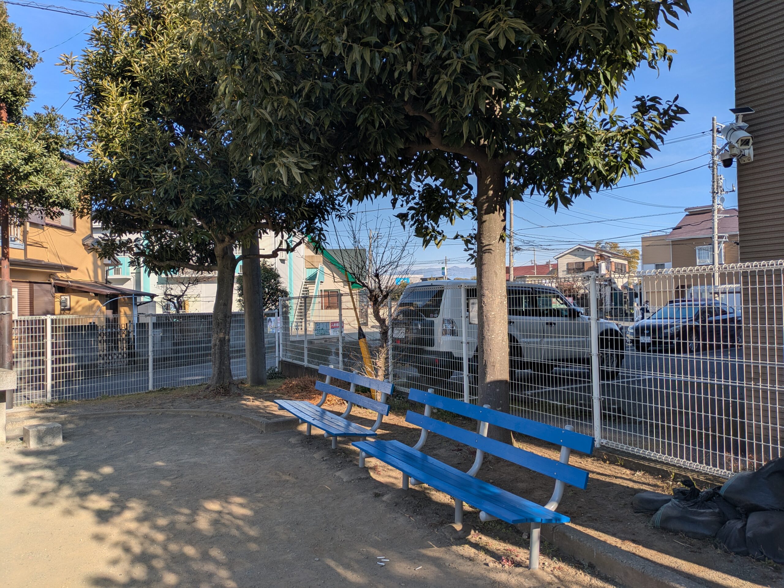 東町第二公園の木の下のベンチ