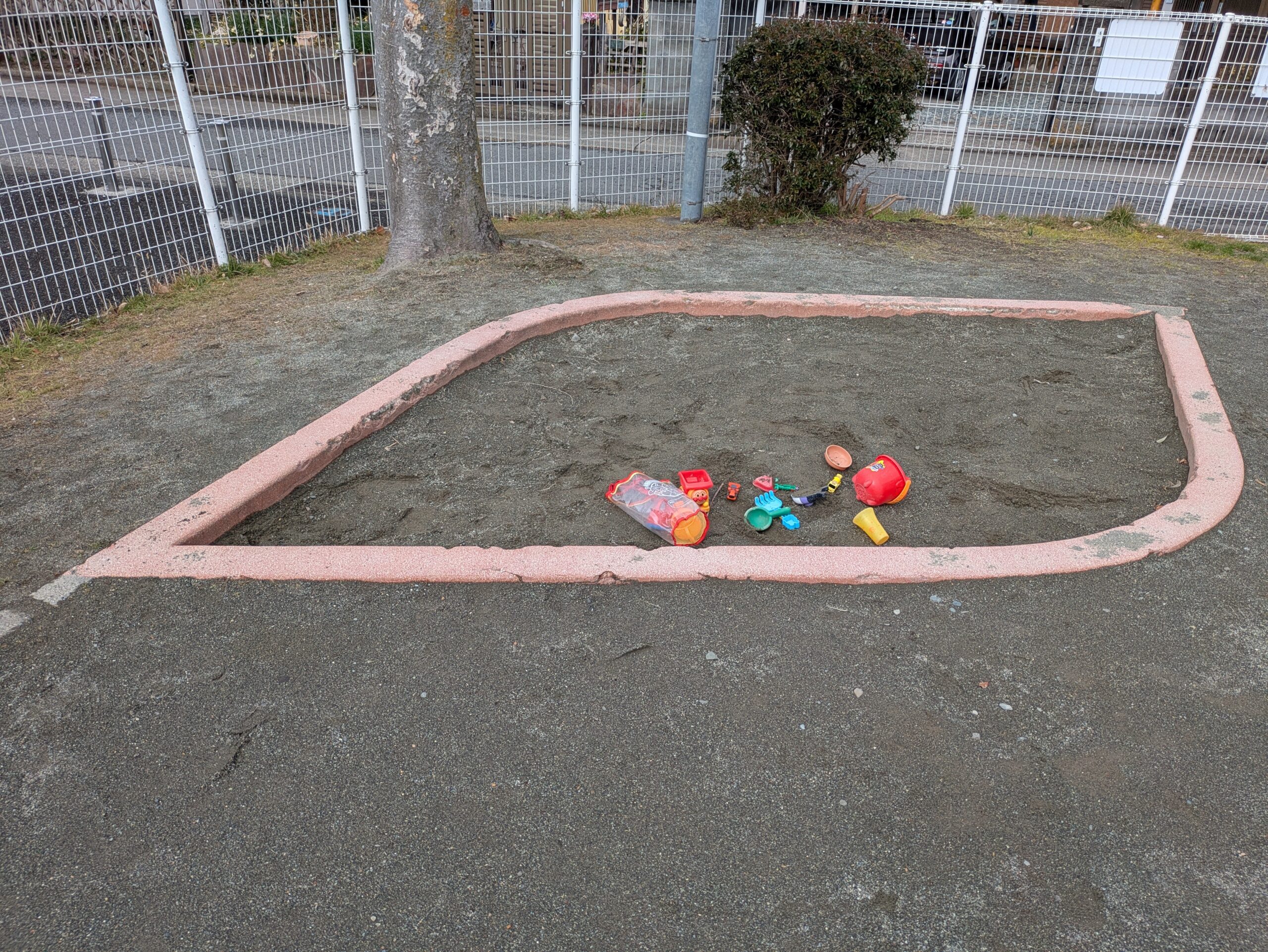 東町第二公園の砂場全体