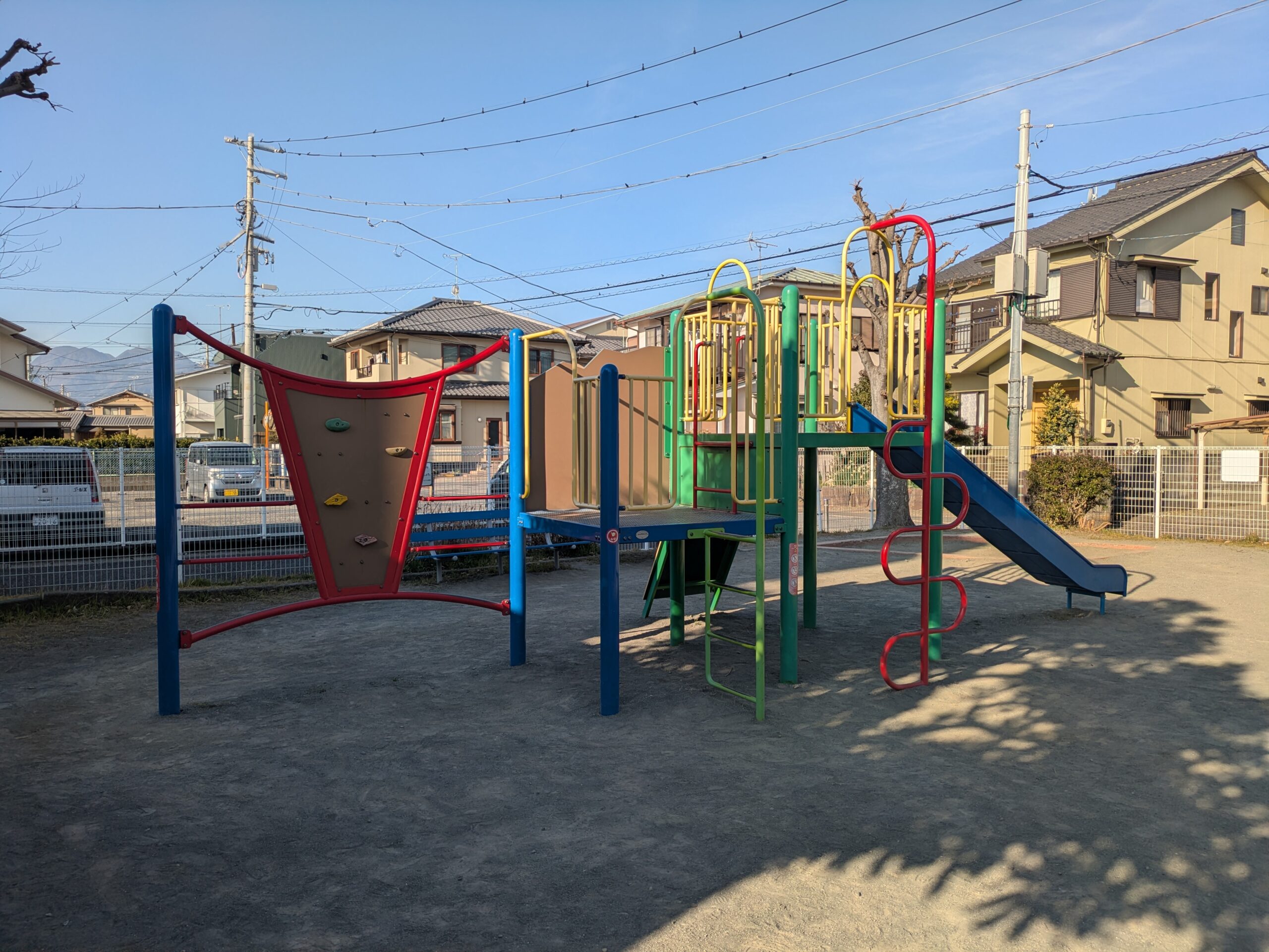 東町第二公園のすべり台側面