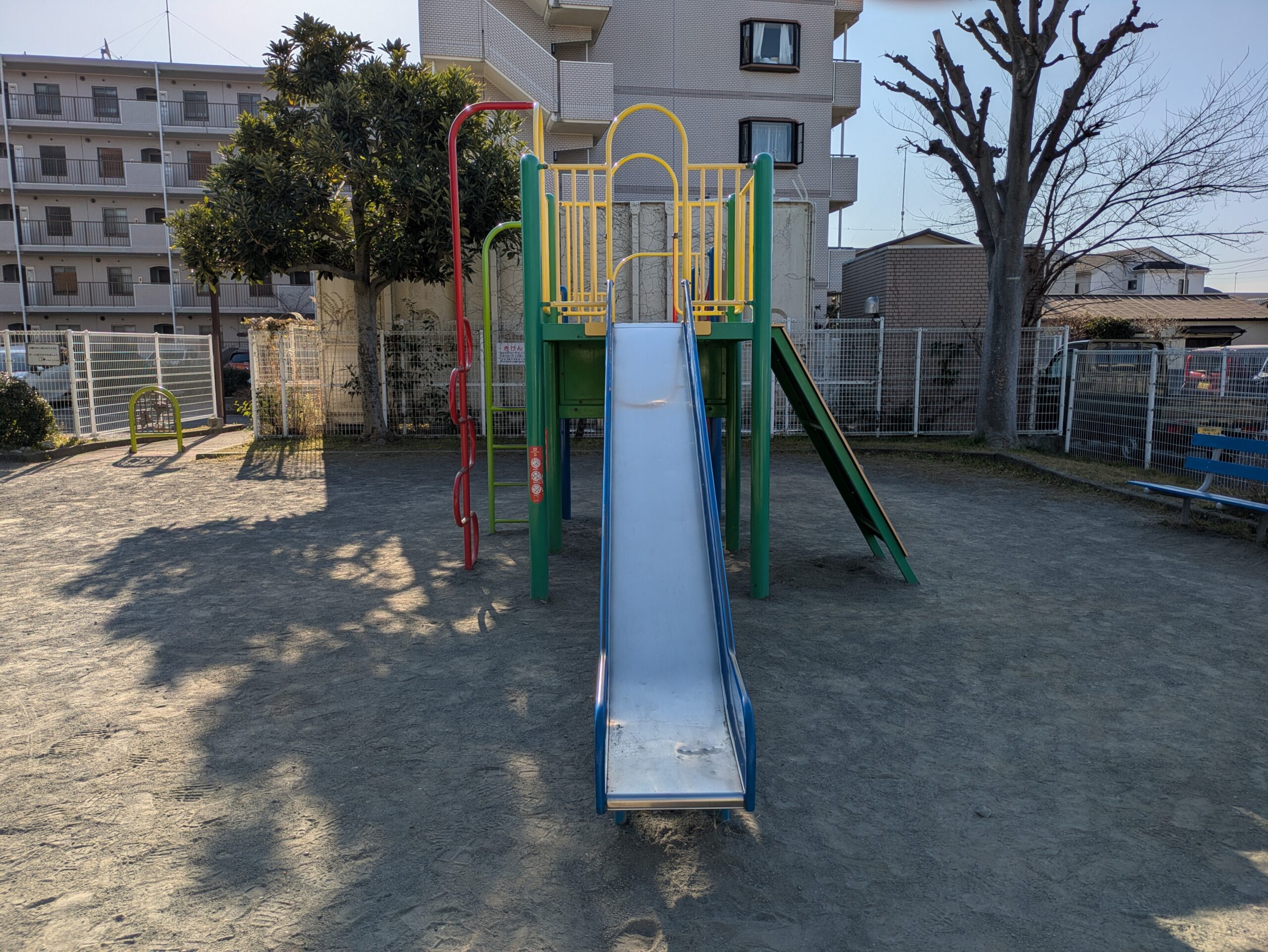 東町第二公園のすべり台正面