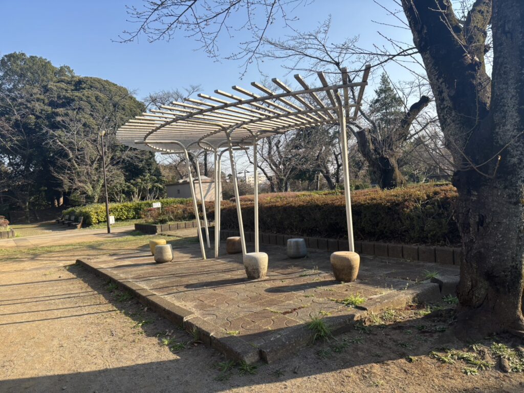 柏公園の屋根付きの座れるエリア