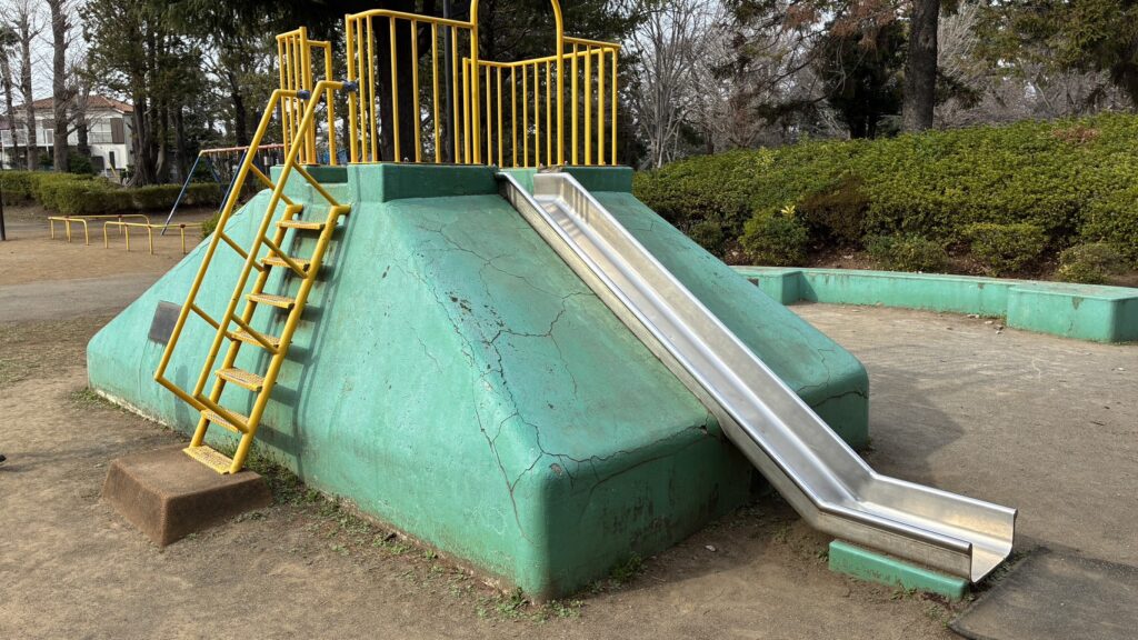 柏公園の電話の形をしたすべり台の後ろ側