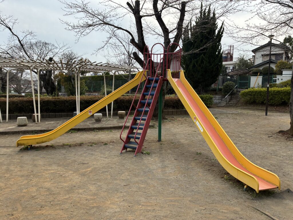 柏公園の黄色のすべり台
