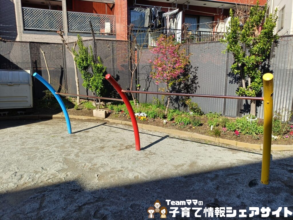 巣鴨四丁目折戸児童遊園の鉄棒