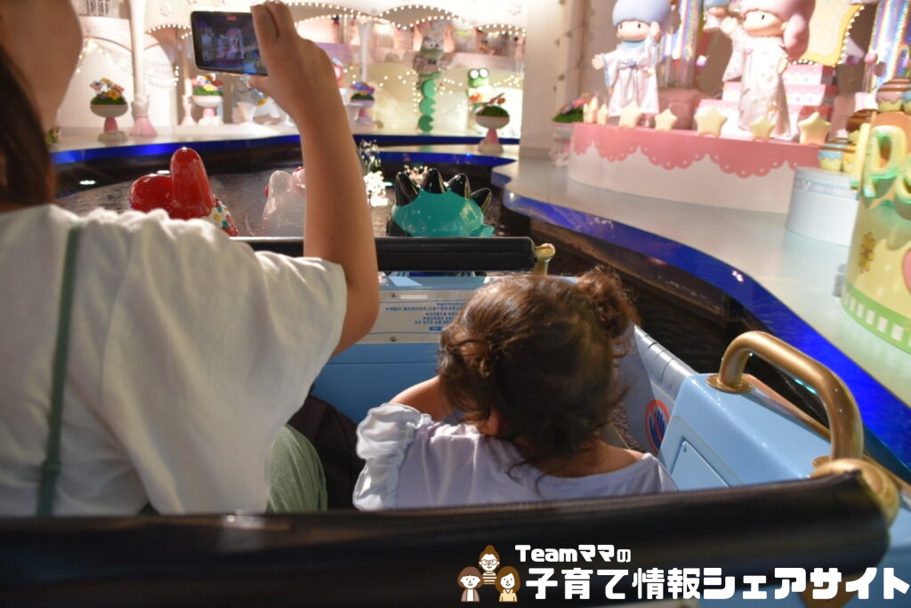 未就学児でも大丈夫？サンリオピューロランド攻略Part2のキャラクターボートに乗る子ども