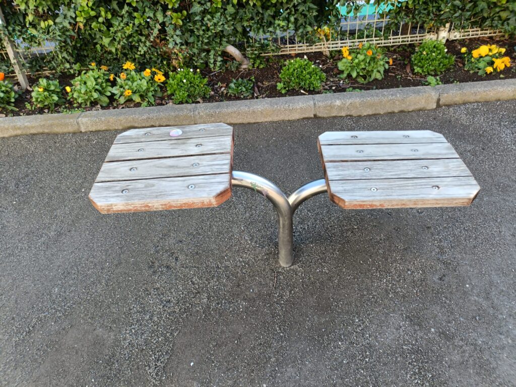 南大塚一丁目児童遊園のベンチ