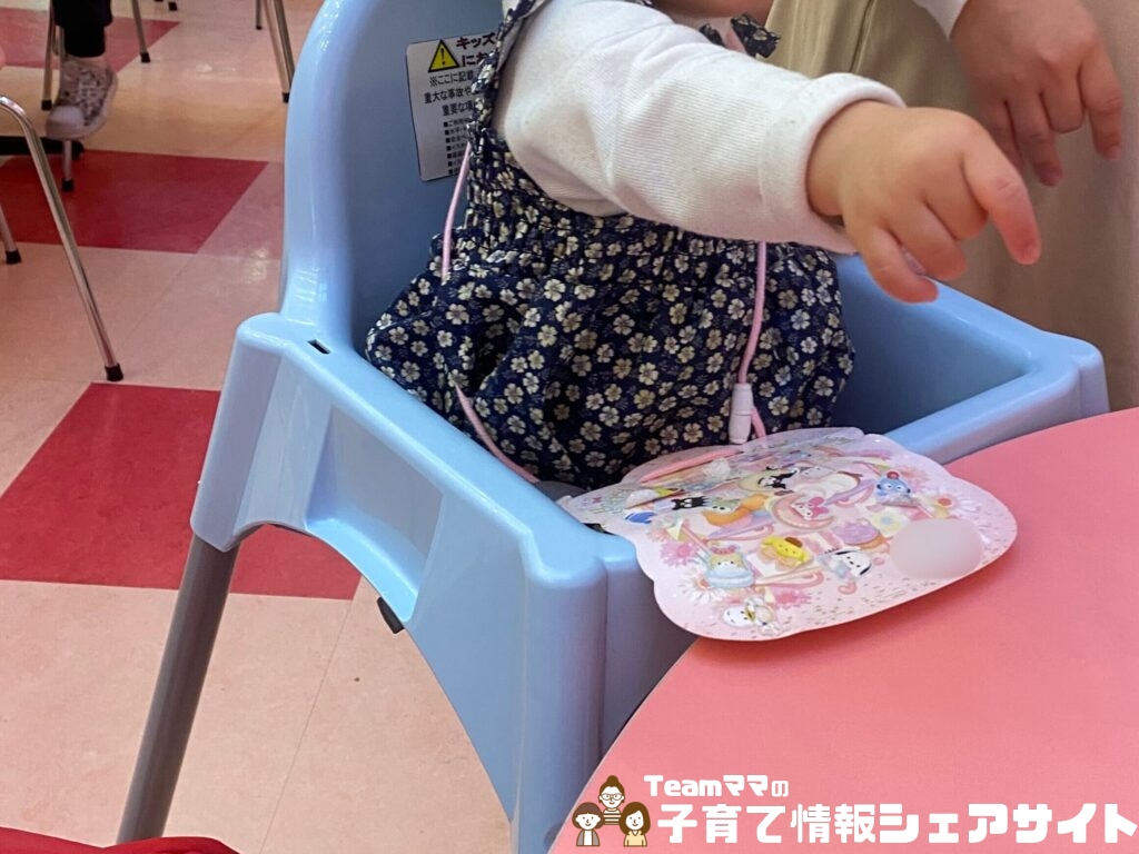 未就学児でも大丈夫？サンリオピューロランド攻略Part2のフードコートの椅子