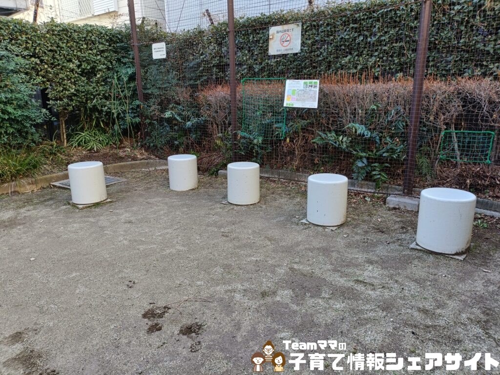 巣鴨四丁目折戸児童遊園の椅子