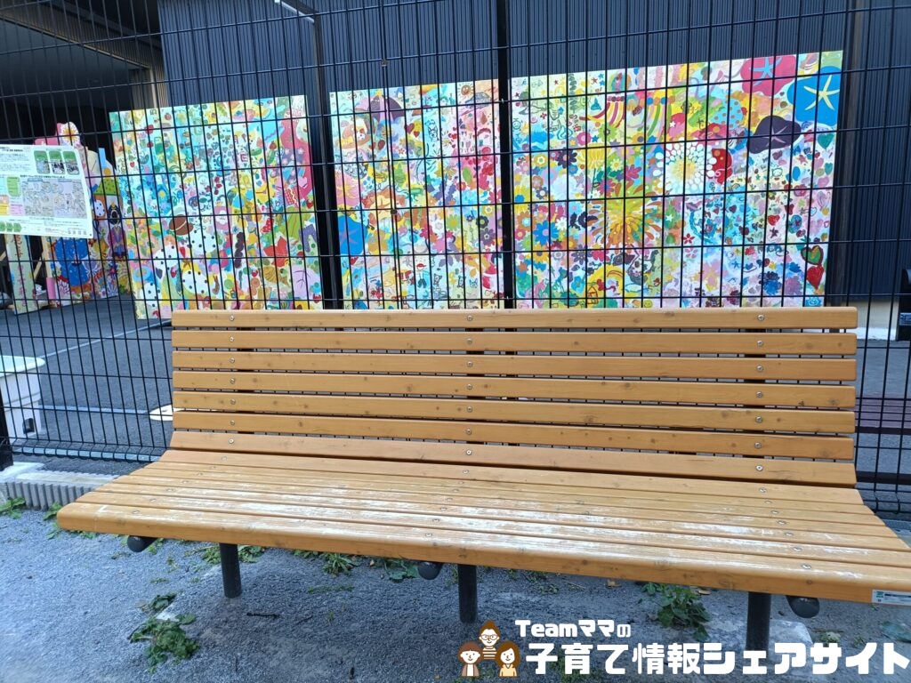 巣鴨四丁目児童遊園の背もたれありベンチ