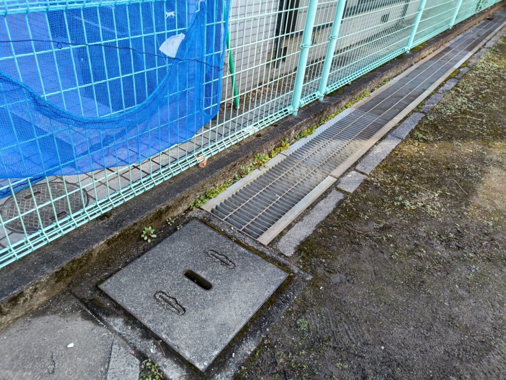 南大塚二丁目ポケット児童遊園の溝