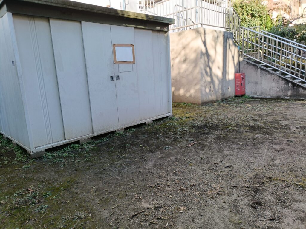 南大塚二丁目ポケット児童遊園の土広場