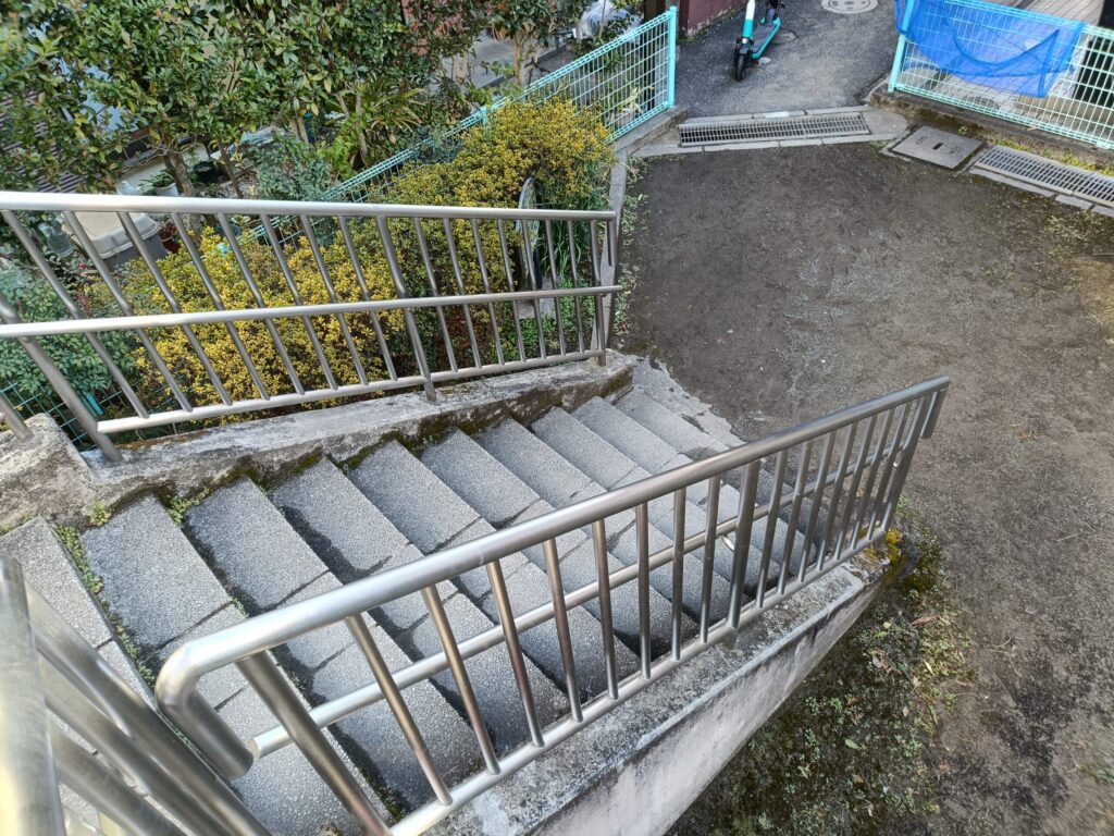 南大塚二丁目ポケット児童遊園の階段上