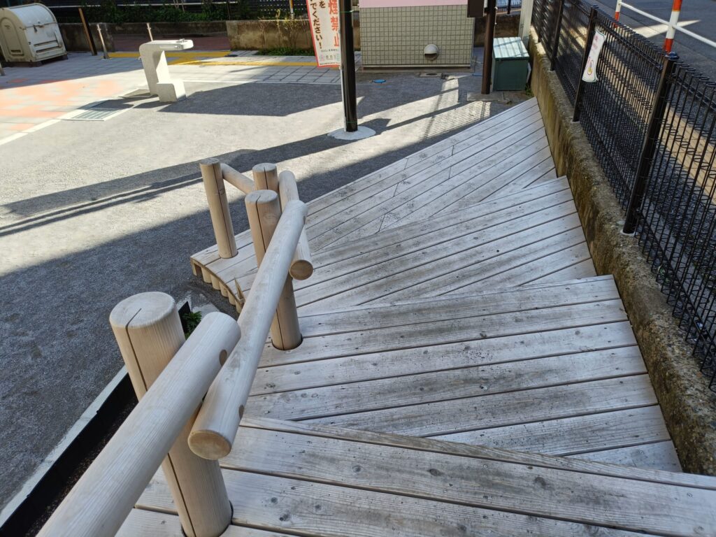 南大塚二丁目児童遊園の木の階段