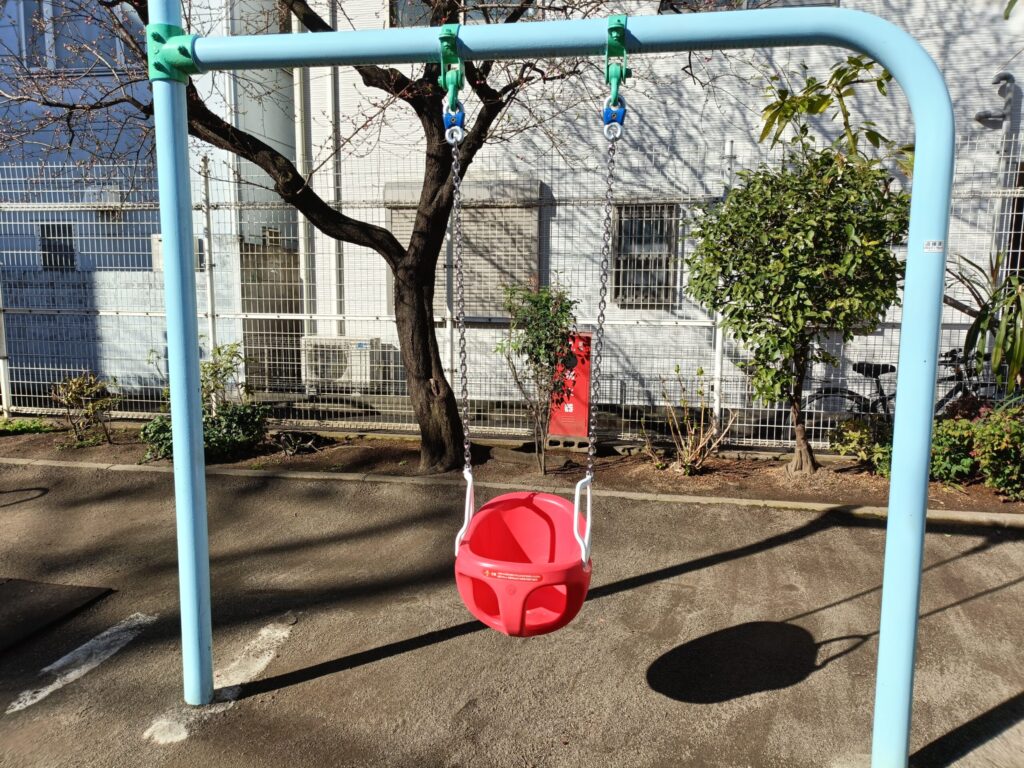 南大塚一丁目児童遊園のブランコ