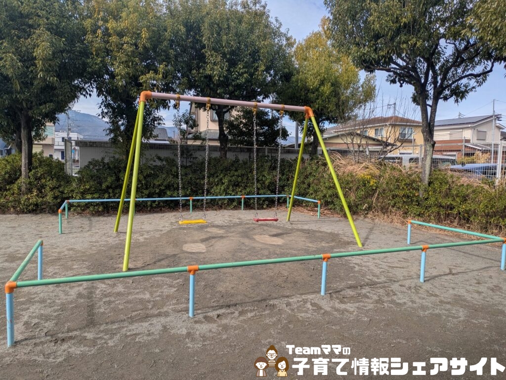 栢山第一公園のブランコ