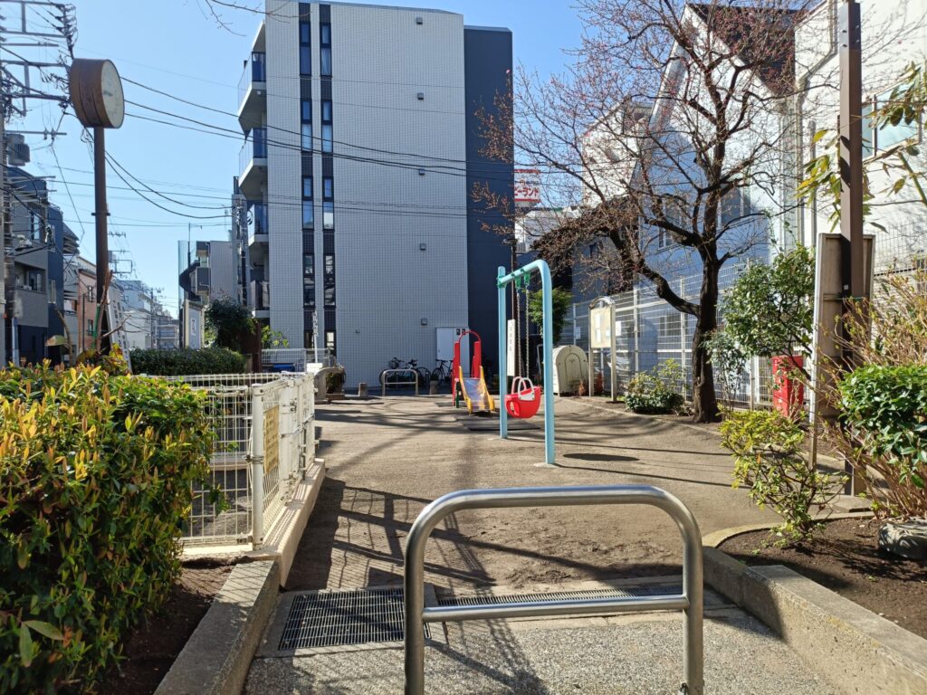 南大塚一丁目児童遊園の入り口