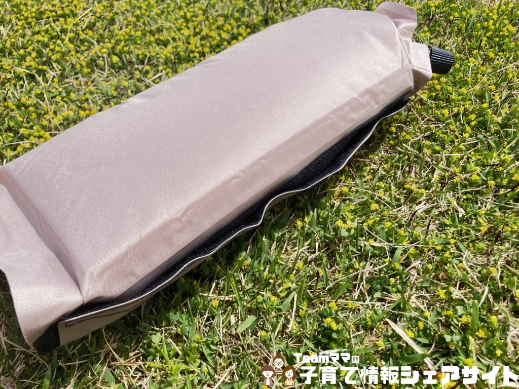 公園ピクニックを楽にする!未就学児ママが本気で推す便利グッズ2選のエアークッション半分に折りたたんだ様子