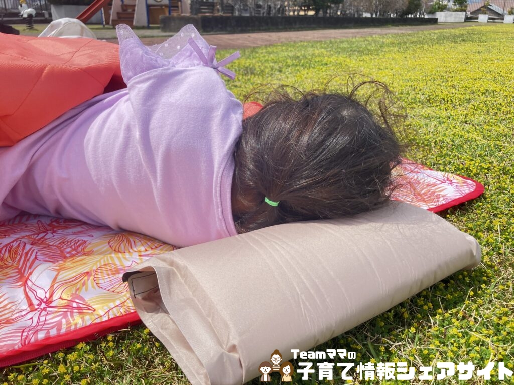 公園ピクニックを楽にする!未就学児ママが本気で推す便利グッズ2選のエアークッションを枕として使用する子ども