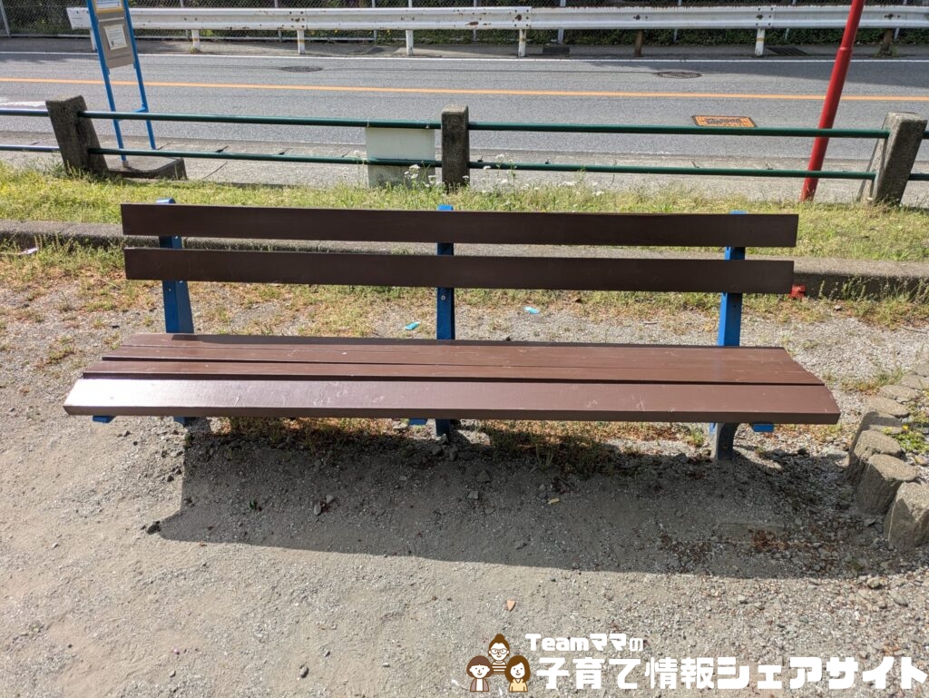 田島第一公園の園内中央の茶色のベンチ