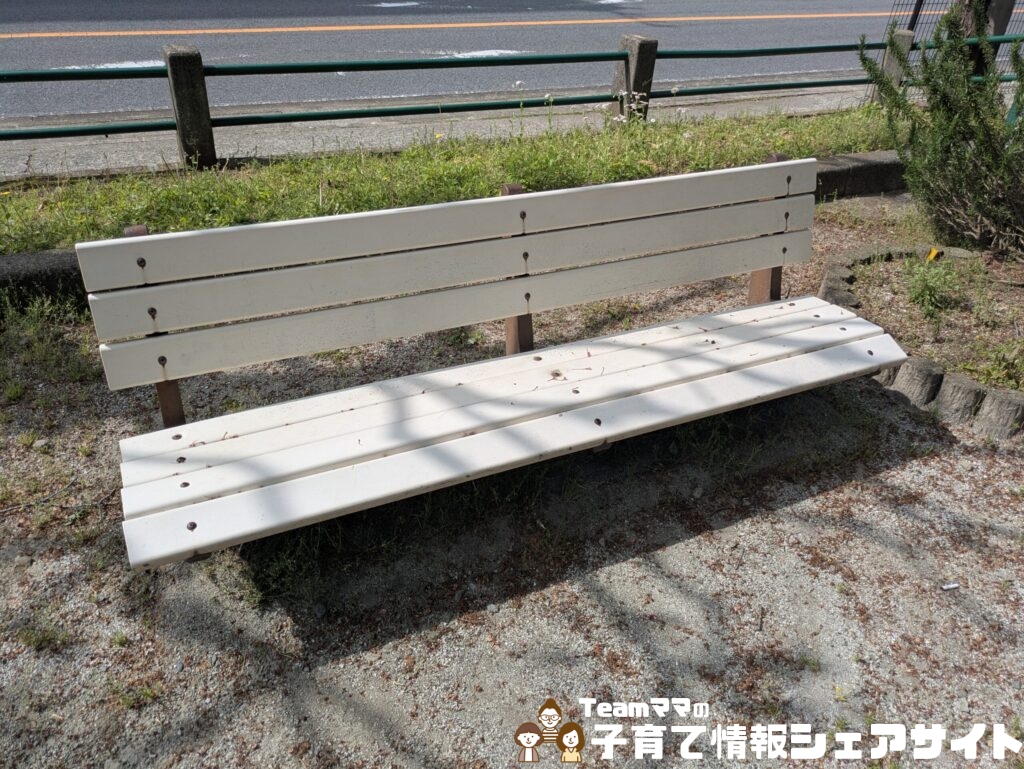 田島第一公園の園内中央の白のベンチ