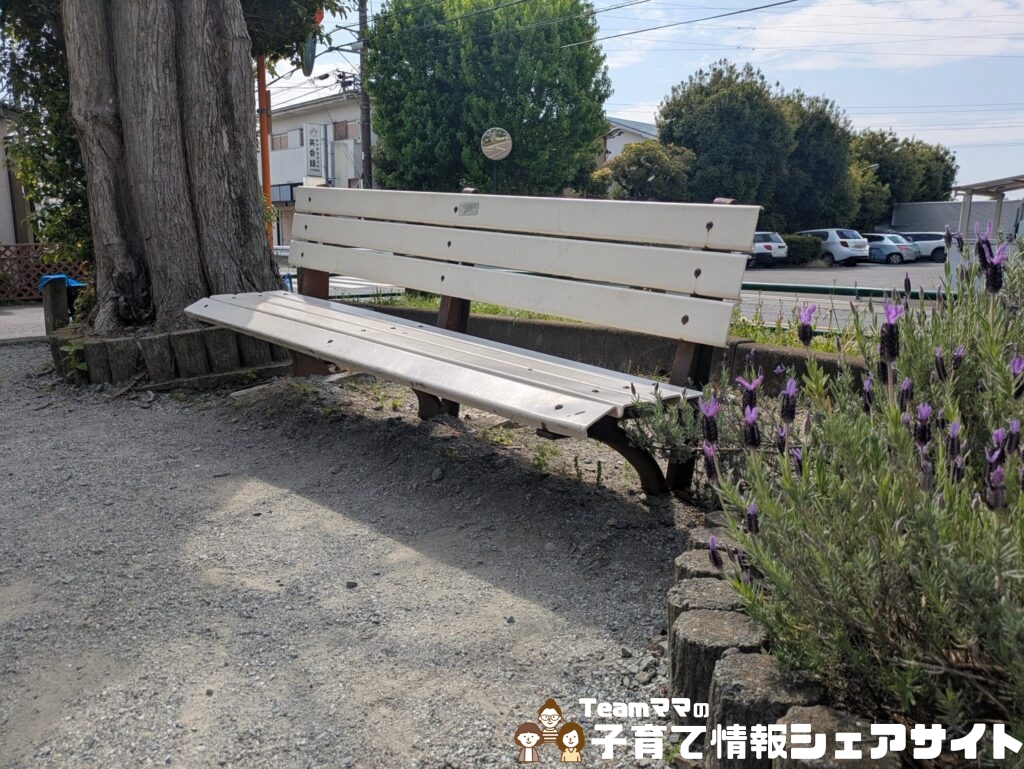 田島第一公園の入口付近のベンチ