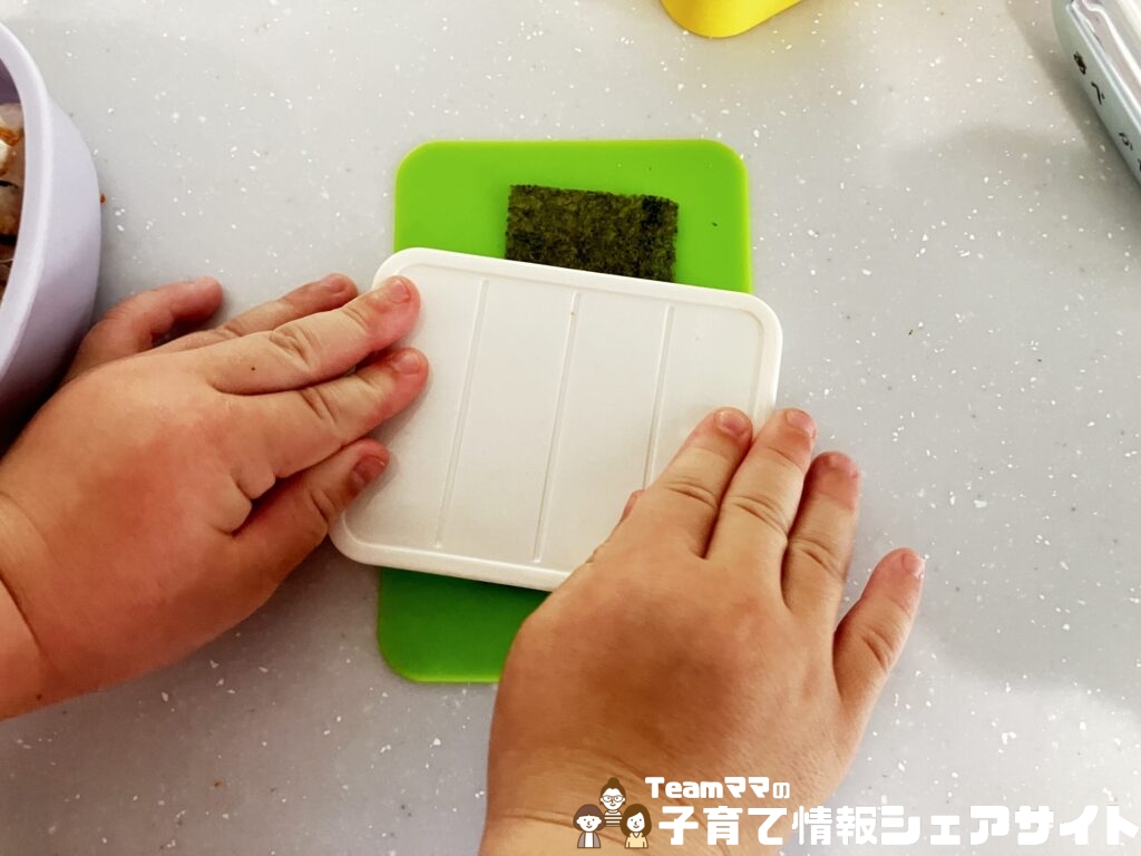 公園ピクニックを楽にする!未就学児ママが本気で推す便利グッズ2選ののりカッターを使う子ども