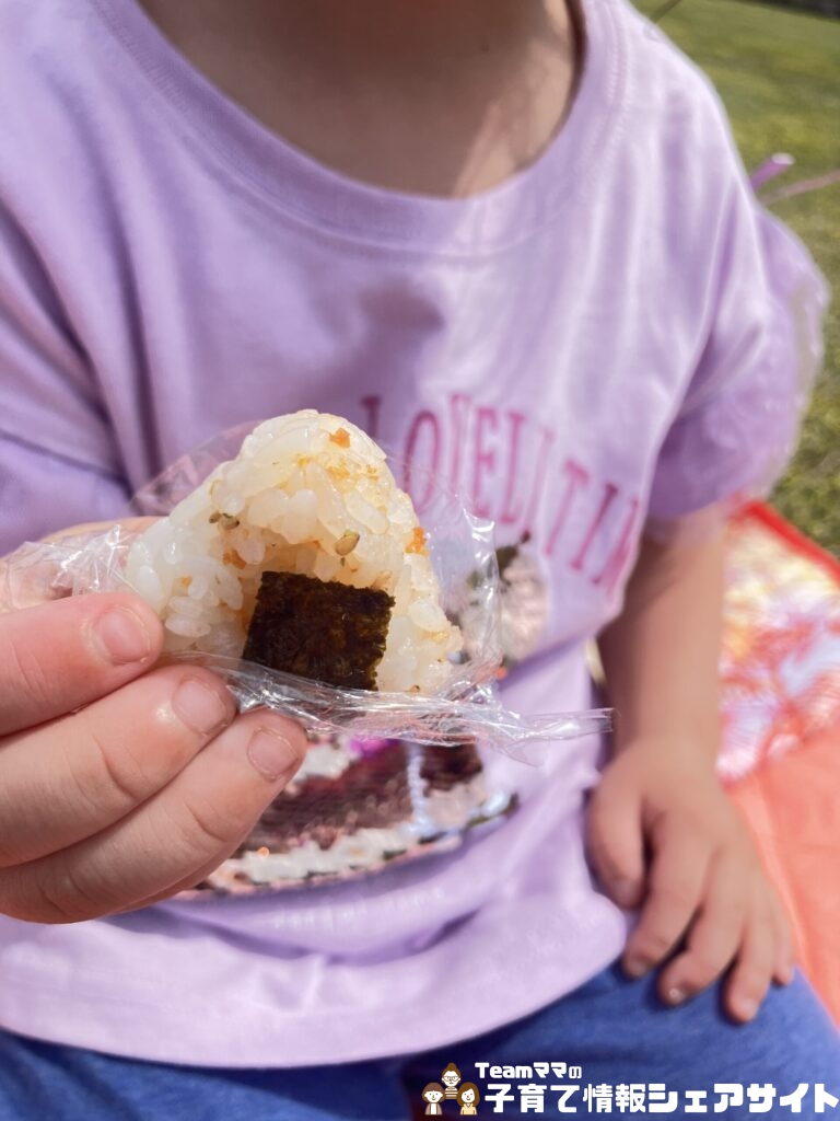 公園ピクニックを楽にする!未就学児ママが本気で推す便利グッズ2選のミニおにぎりを持つ子ども