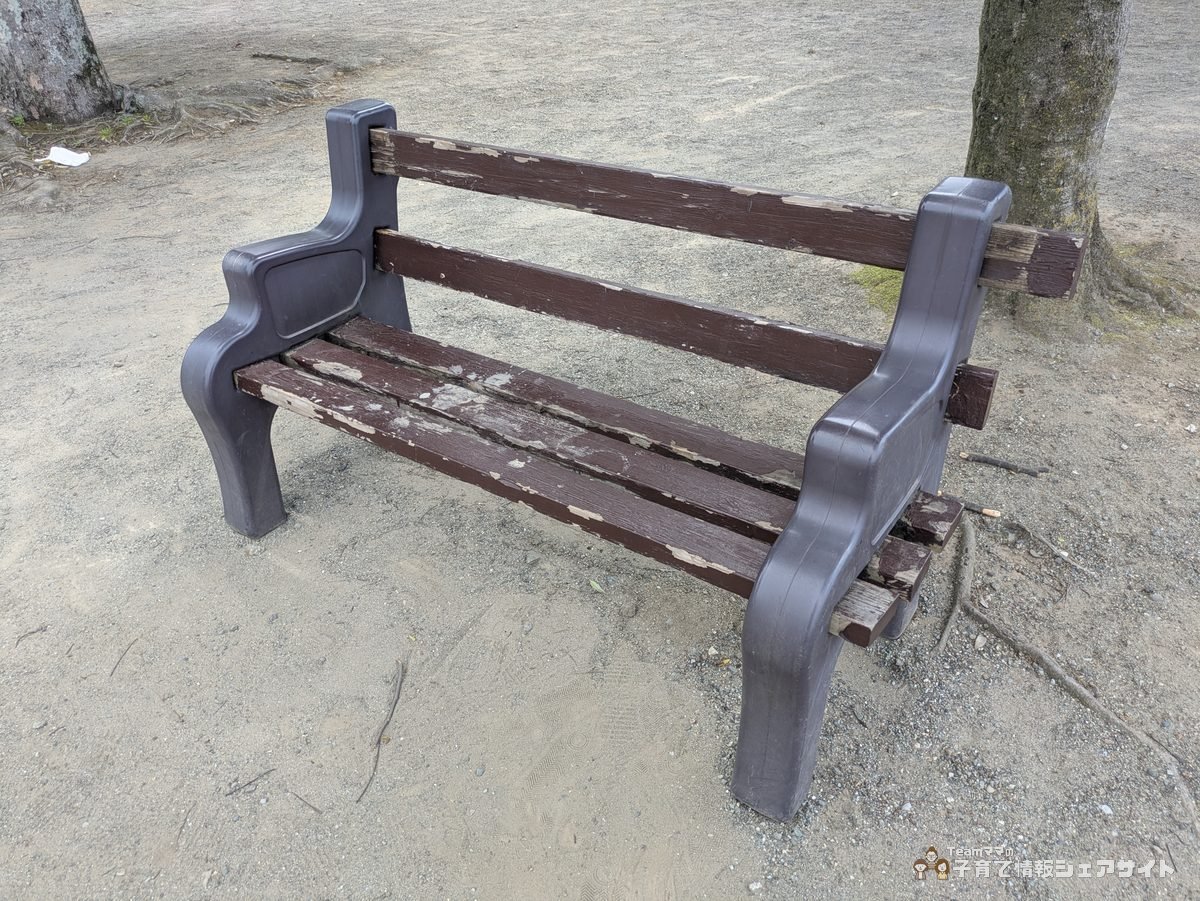 成田公園の背もたれに隙間があるベンチ