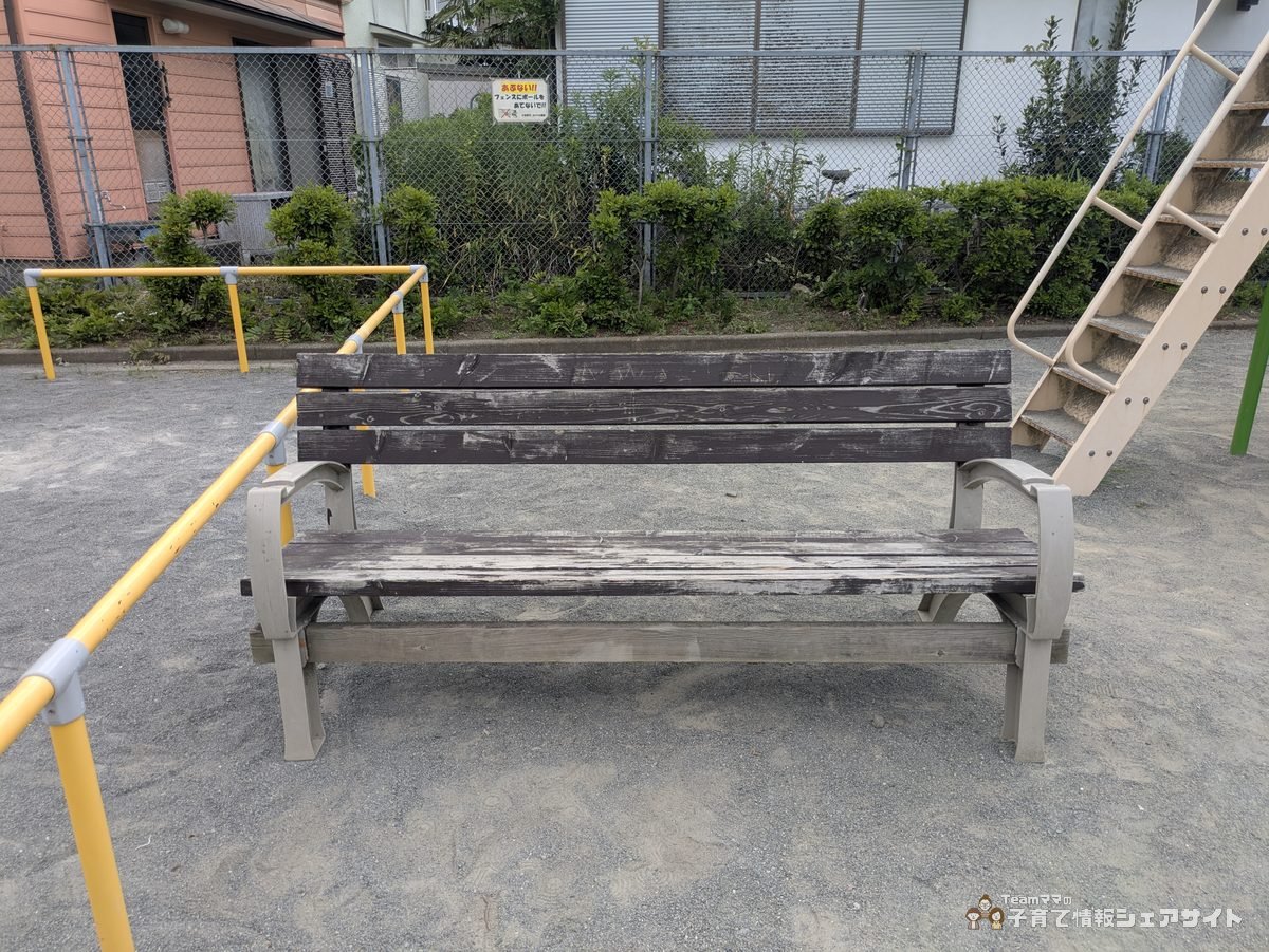 成田第二公園の背もたれありベンチ