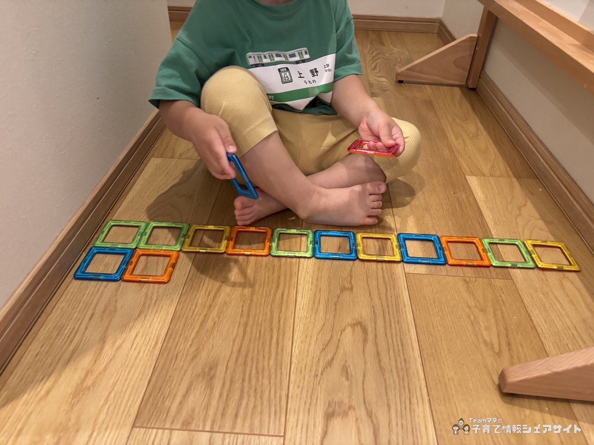 MAGFORMERS マグフォーマー 30ピースで作った道路を3歳児が遊んでいる様子