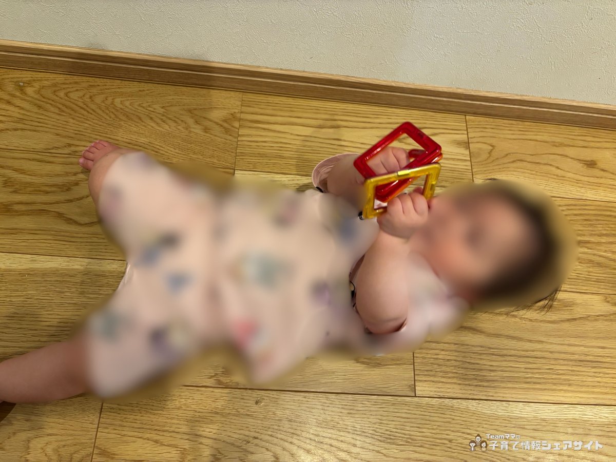 0歳の赤ちゃんがMAGFORMERS マグフォーマーを口元に近づけて確かめている様子