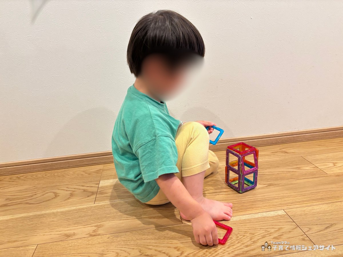 3歳児がMAGFORMERS マグフォーマーで立体のキューブを作って遊んでいる様子