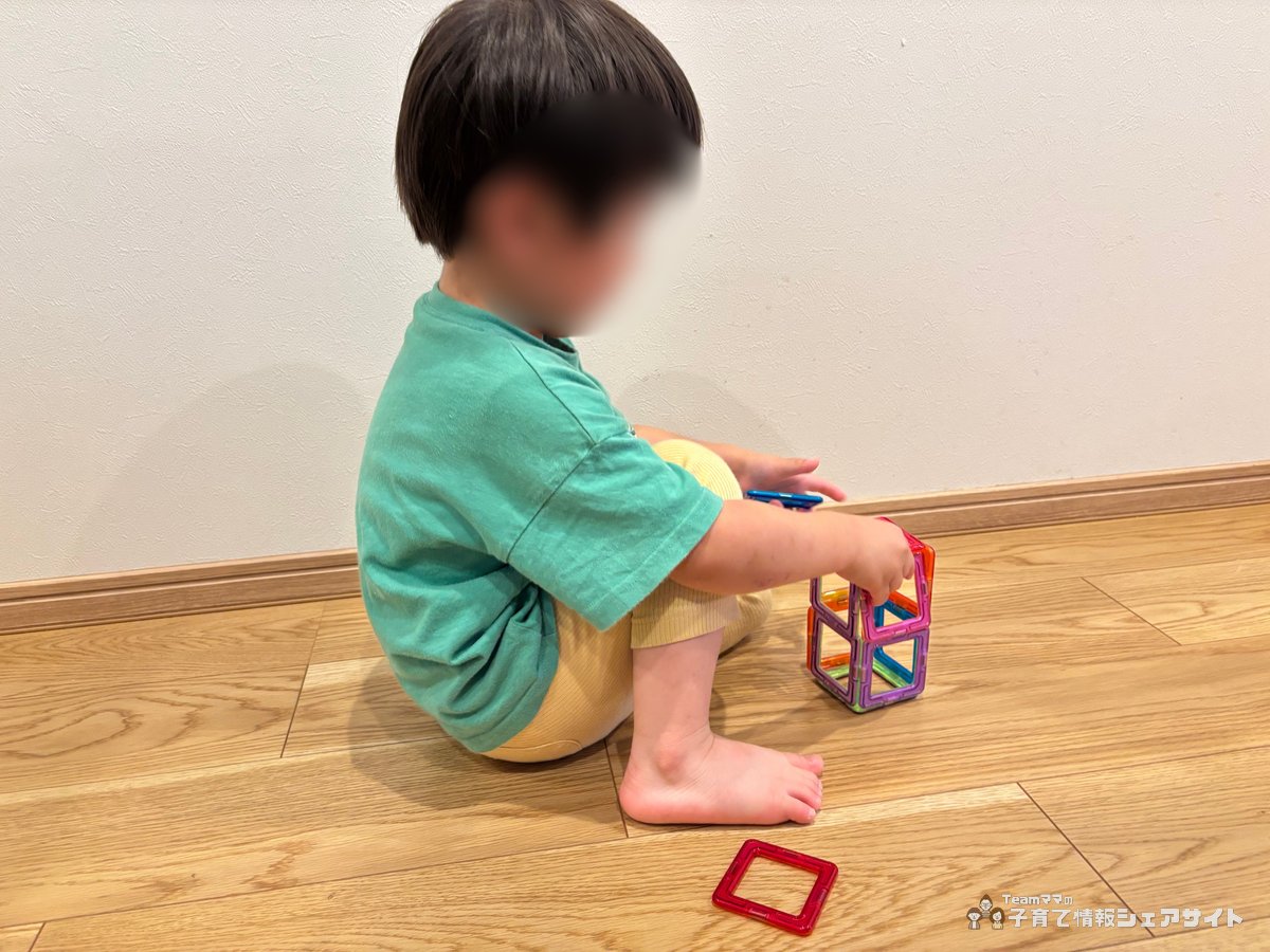 3歳児がMAGFORMERS マグフォーマーで作った立体に追加のピースを足している様子