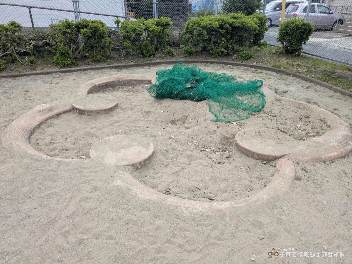 成田第二公園の梅の花型にデザインされた砂場