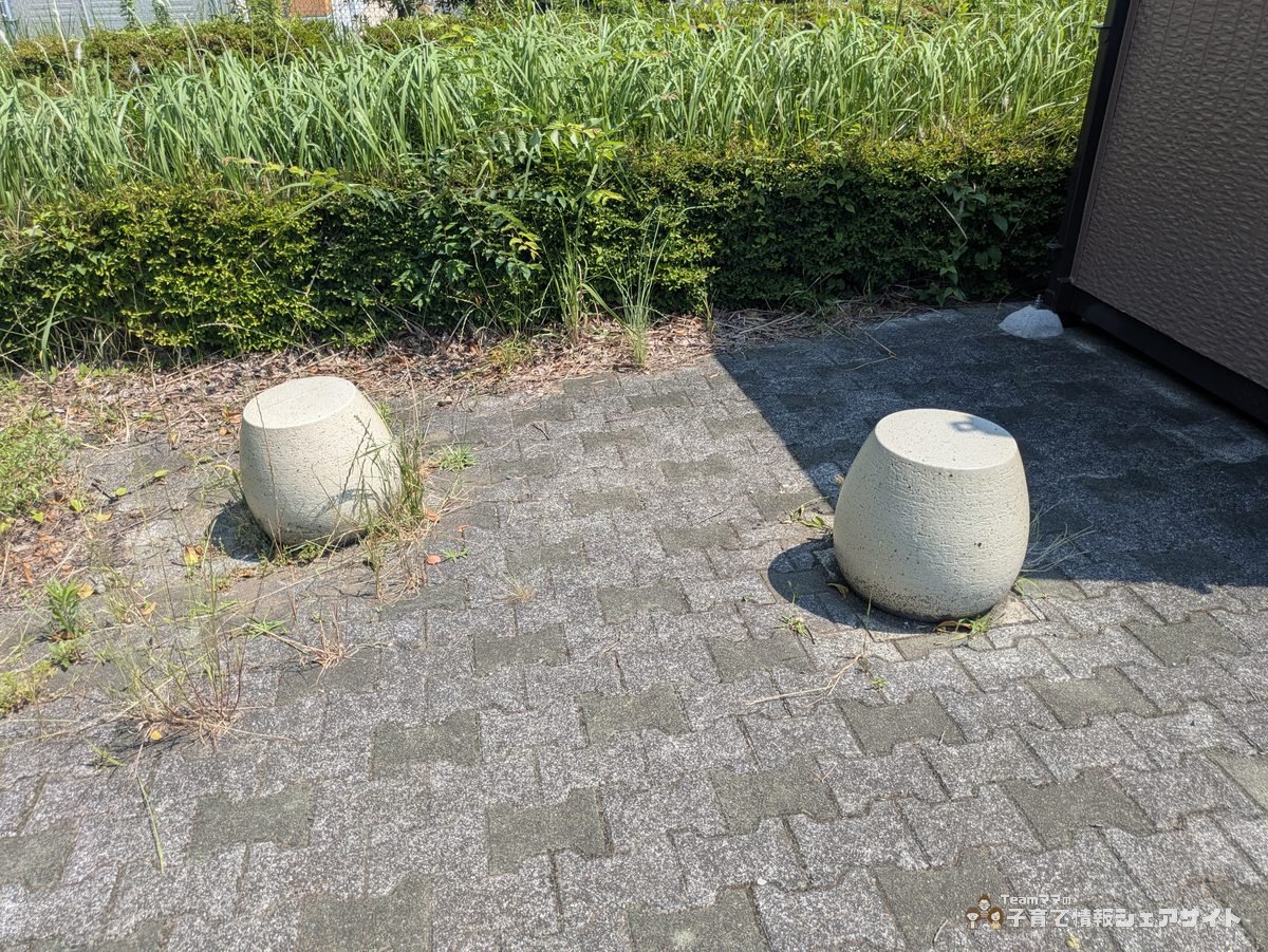 八反田公園の石製のスツール