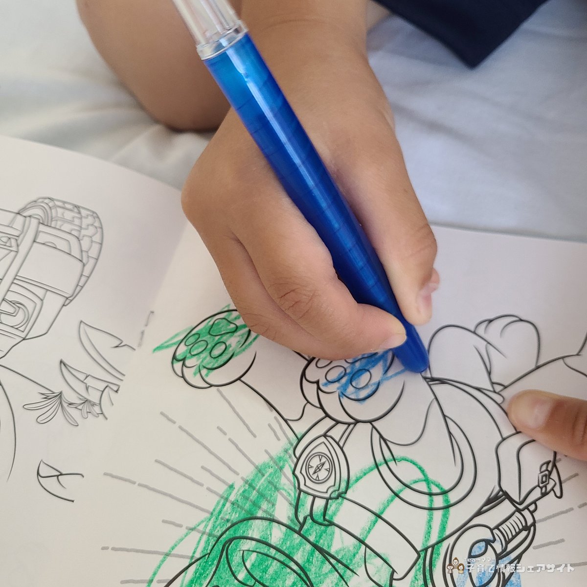 3歳児がダイソー 回すと芯が出るクレヨンの青色で塗り絵に色を塗り重ねている様子