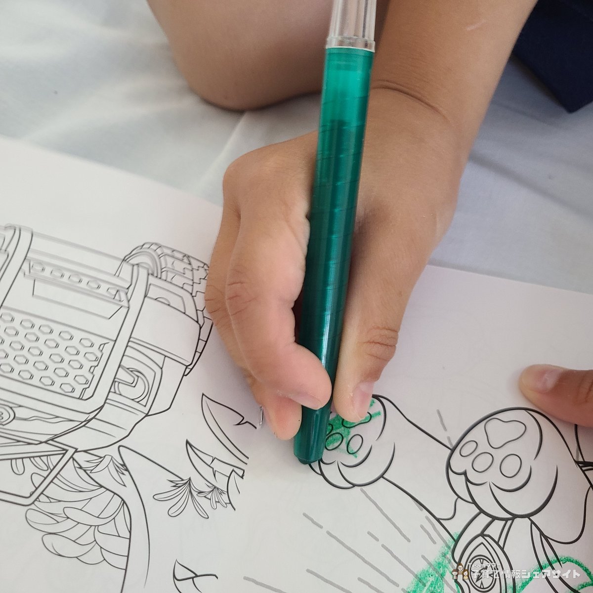 3歳児がダイソー 回すと芯が出るクレヨンの緑色で塗り絵をしている様子