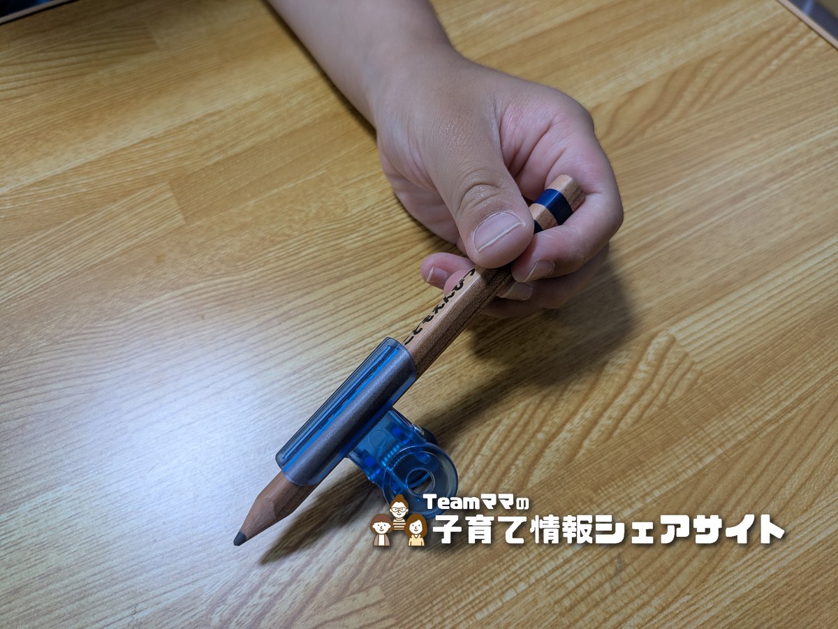 鉛筆に目玉クリップを付けた練習用の道具。目玉クリップの形が指の空間をつくり、握り持ちを防ぐ工夫