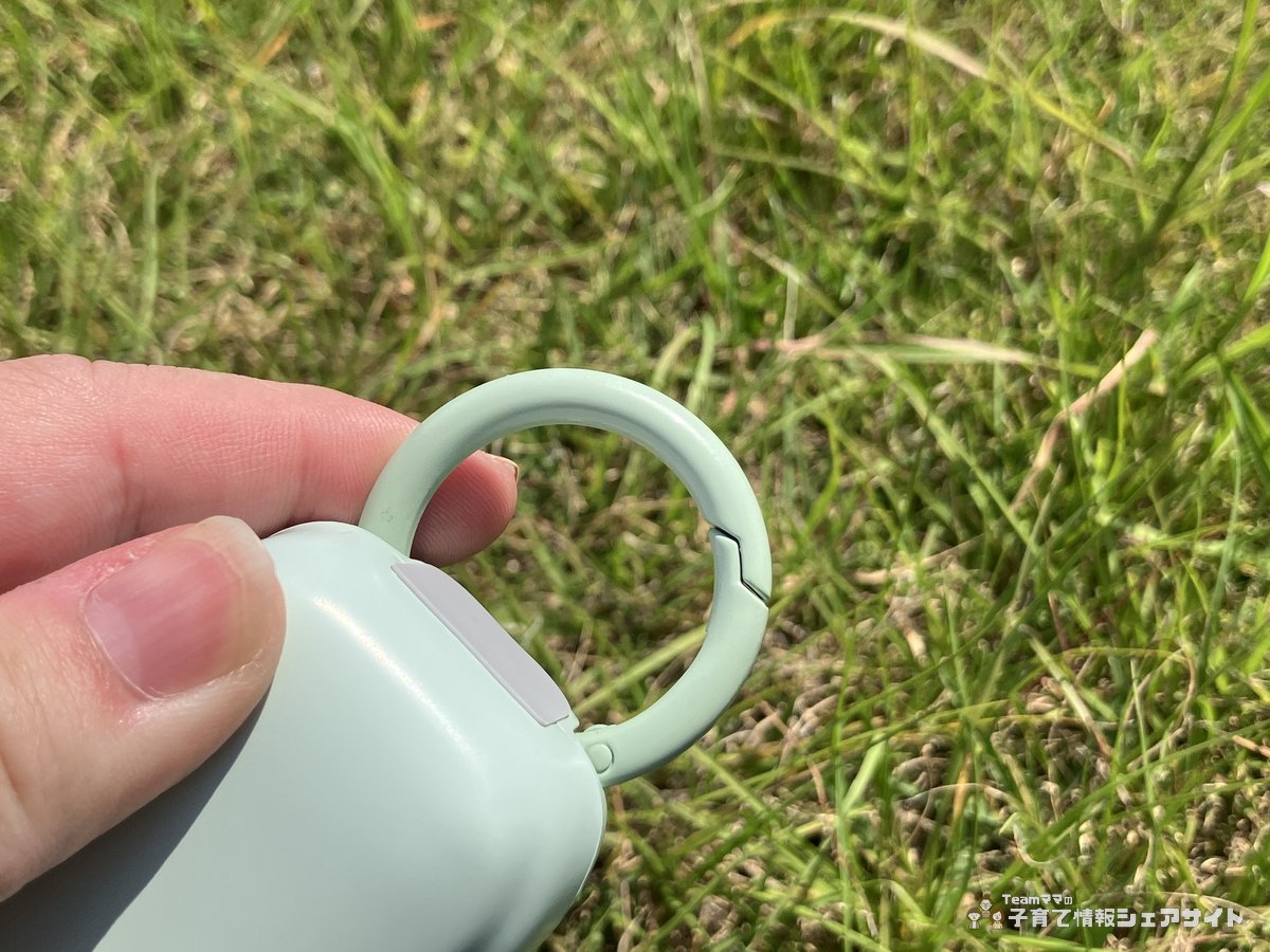 冷却プレートつきハンディファンの本体下部についているカラビナリングのアップ