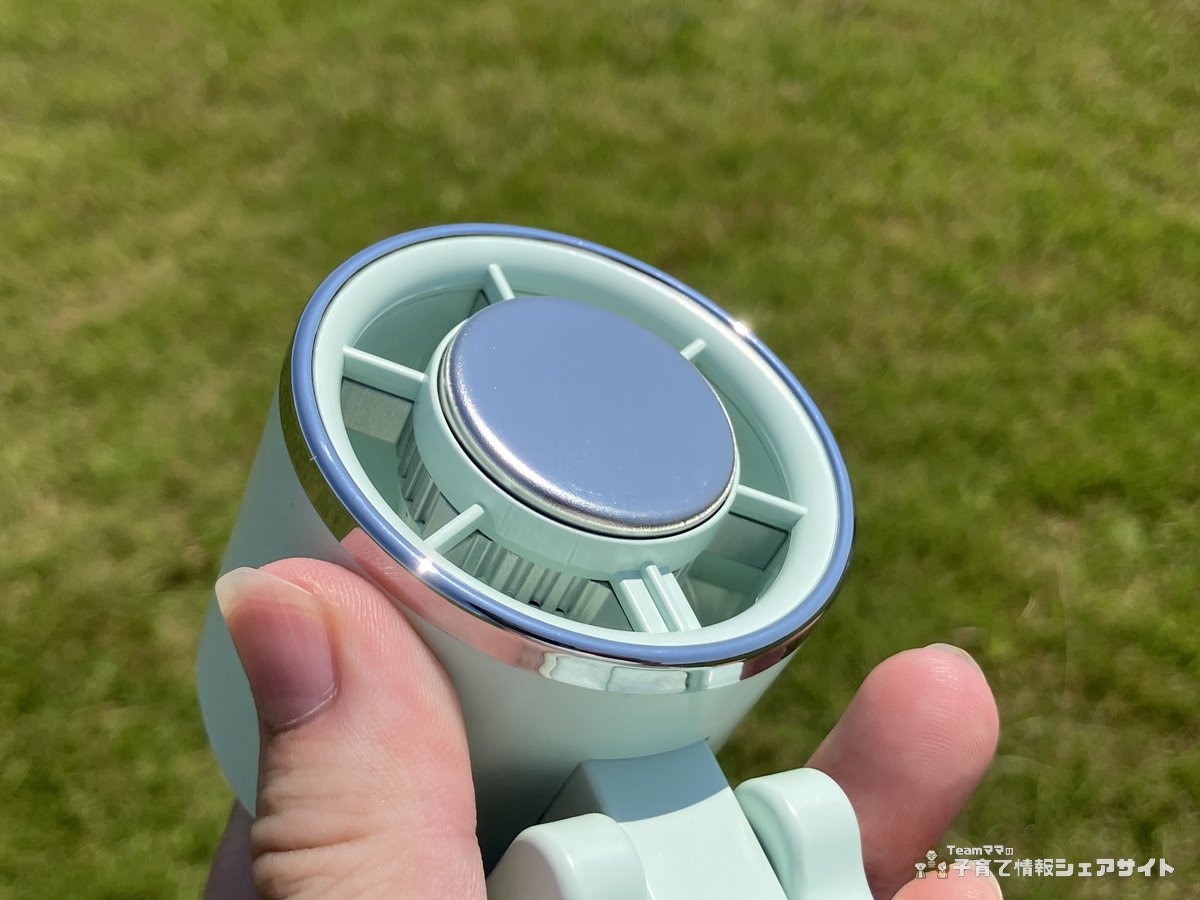 冷却プレートつきハンディファンの冷感プレート部分をアップで撮影 銀色の金属プレートが中央にある