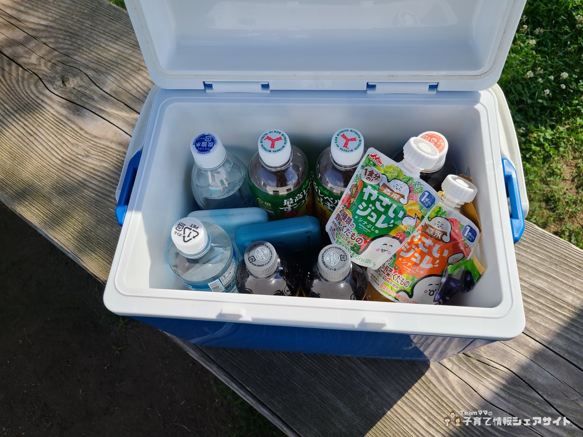 シエロクーラーボックス14の中に飲み物とゼリーがたっぷり入っている様子