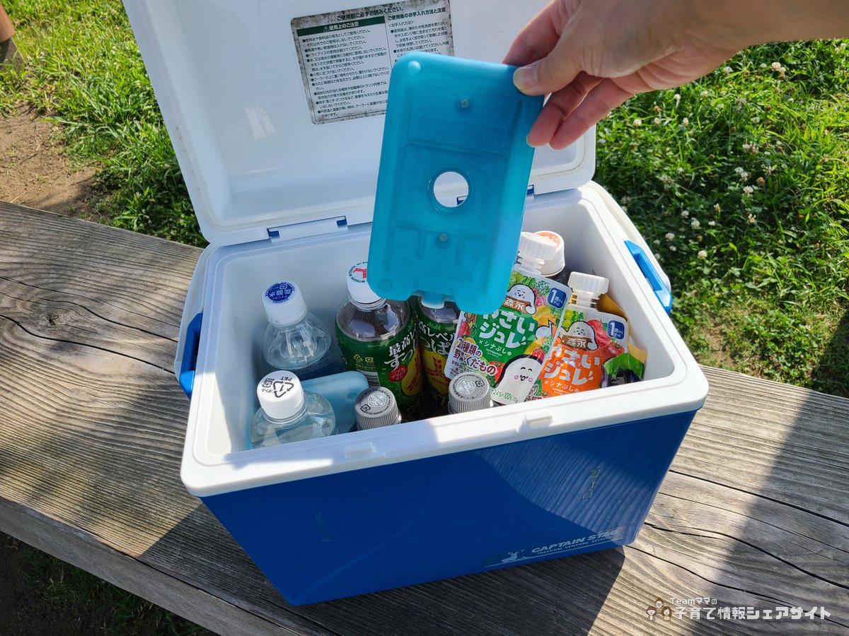 シエロクーラーボックス14に保冷剤を入れる様子 内側には使用上の注意シールが貼られている